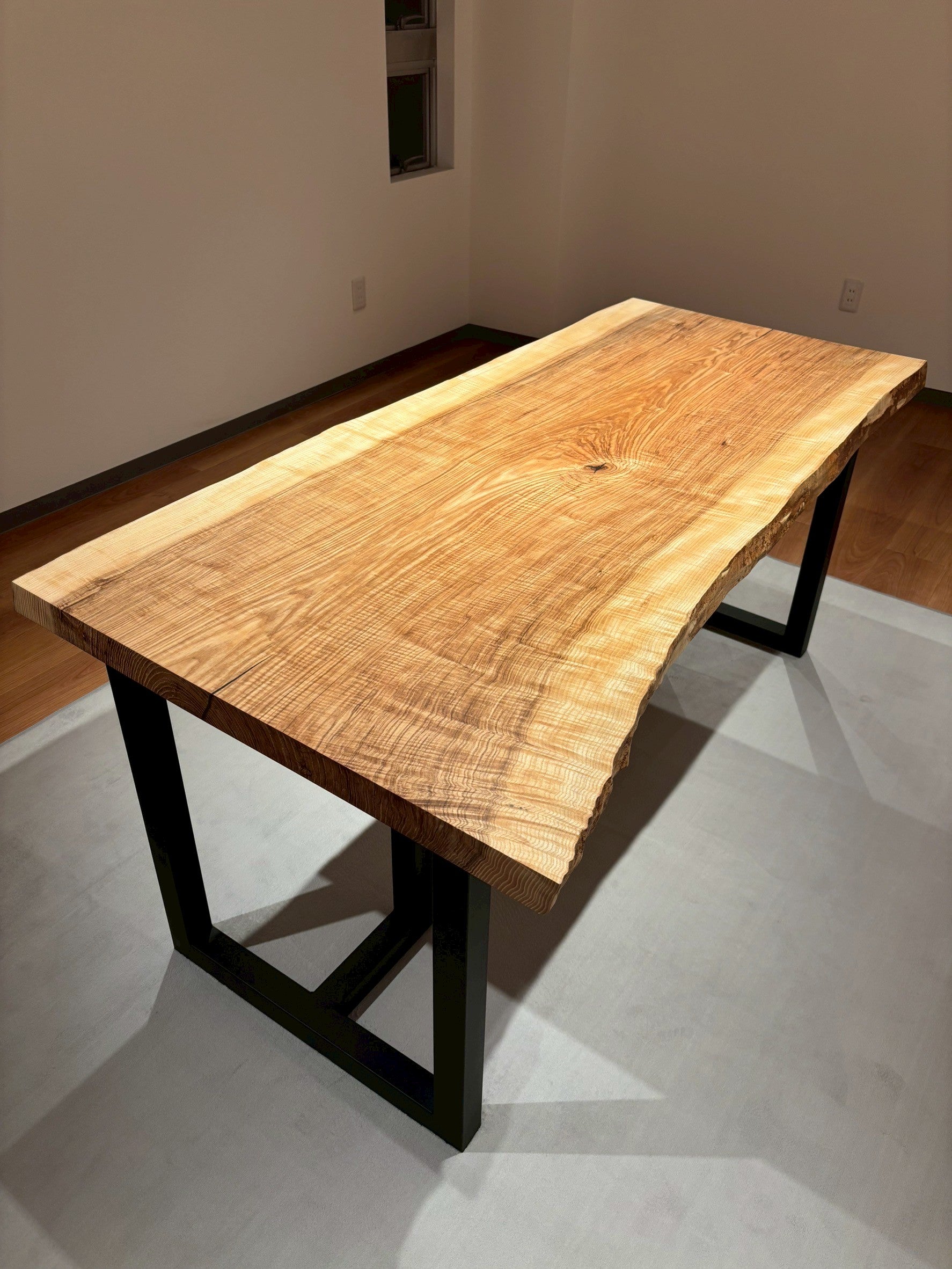 送料込Japanese modern TAMOタモの優雅なこだわりテーブル一枚板 タモ（中） 一枚板ダイニングテーブル – Makiya